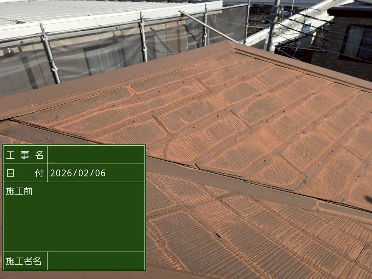 色褪せとひび割れが目立つスレート屋根